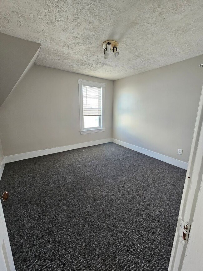 Building Photo - 495 Rimmon St