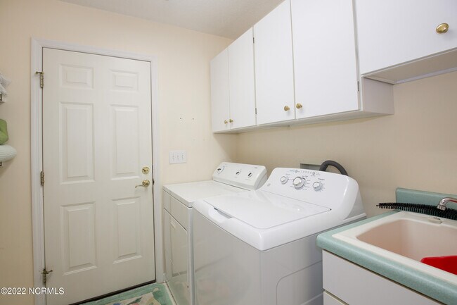 Building Photo - 127 Pine Lake Dr