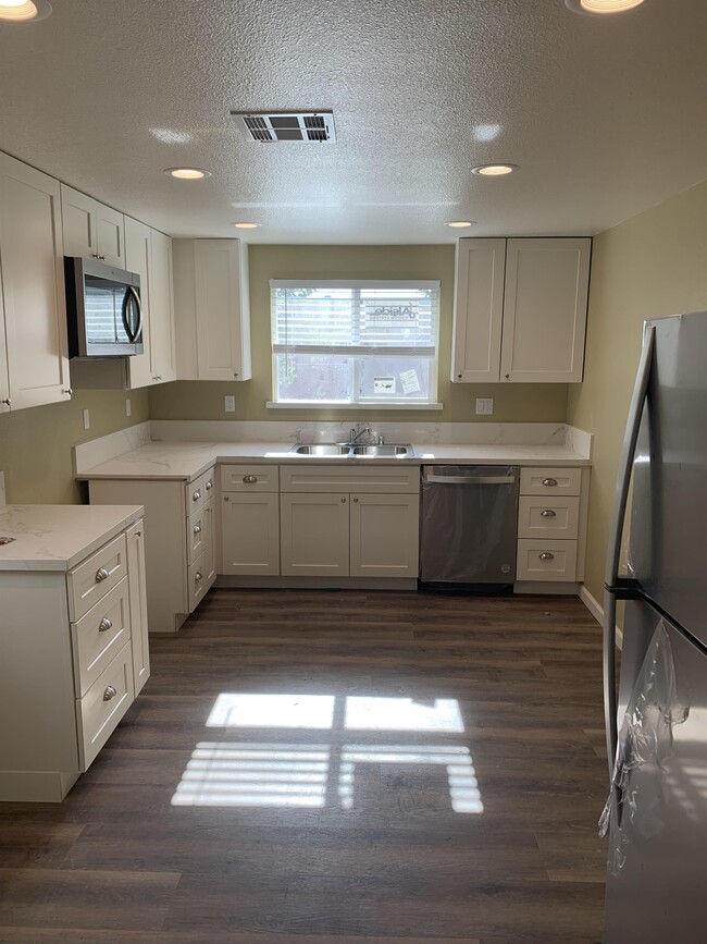 Building Photo - 7237 Yosemite Blvd