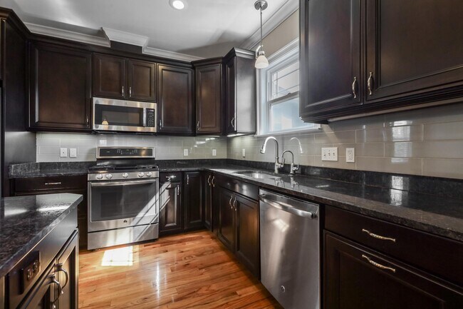 Building Photo - 2561 Lantana Ln