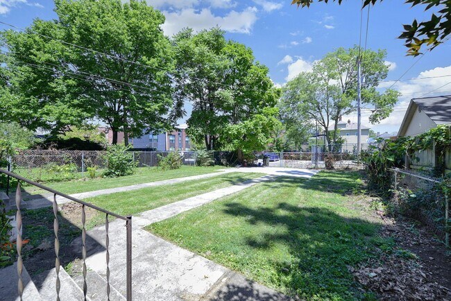 Building Photo - 84 N Monroe Ave