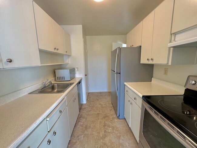 Building Photo - $500 OFF FIRST MONTH RENT - 1 Bed 1 Bath Available in Watergate Complex of Emeryville!!!