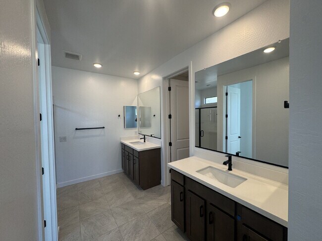 Building Photo - 23024 E Watford Dr