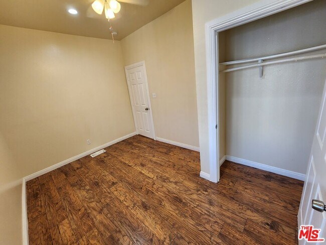 Building Photo - 750 E 40th Pl