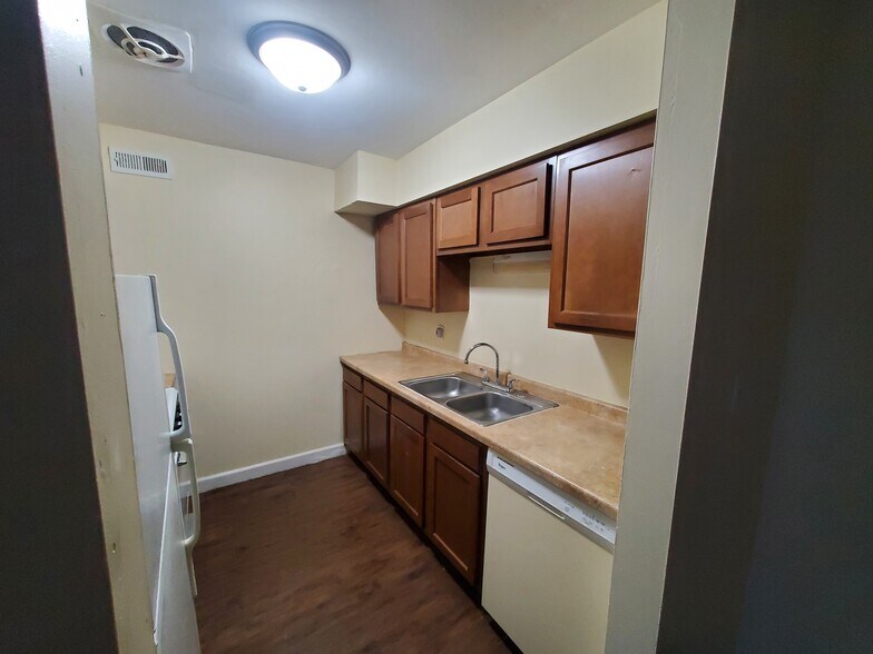 Building Photo - 1532 Hobson Dr