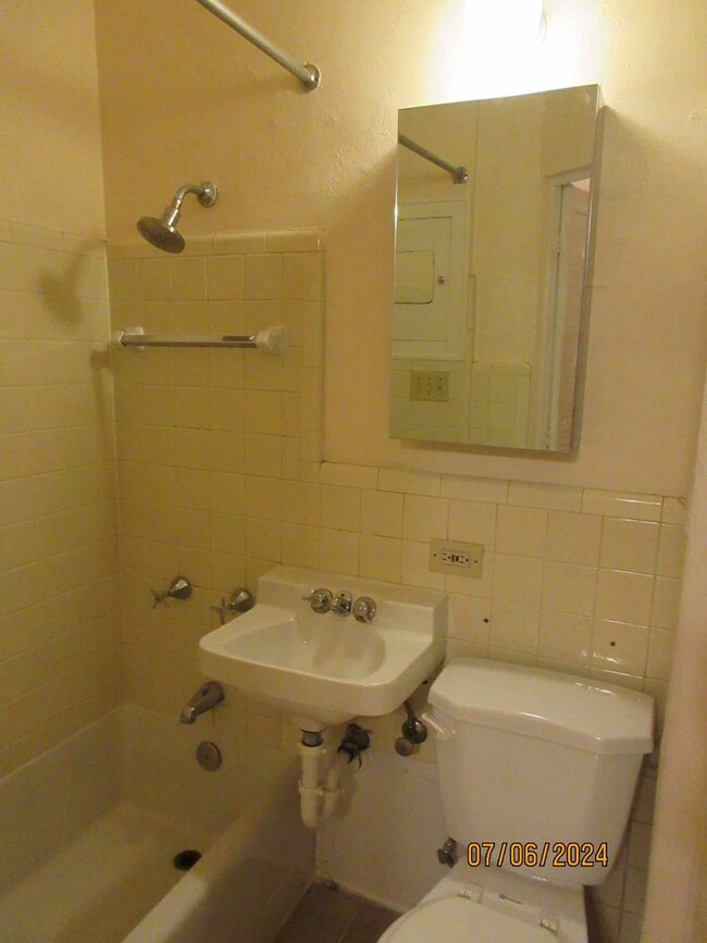 Building Photo - Available August 2025 Large Remodeled 1 Be...