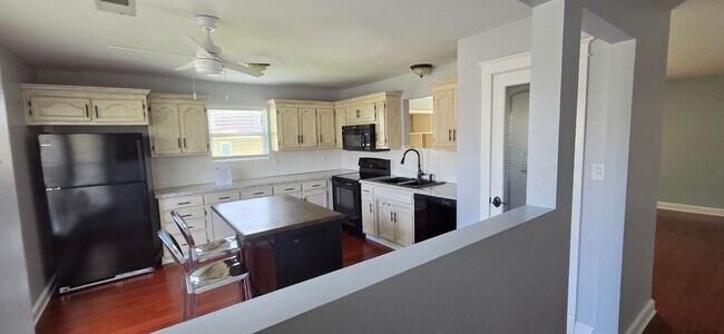 Building Photo - 715 SW Graystone Dr