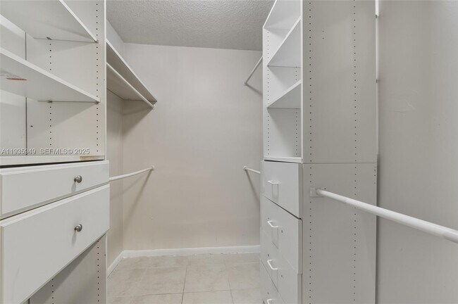 Building Photo - 138 Colly Way