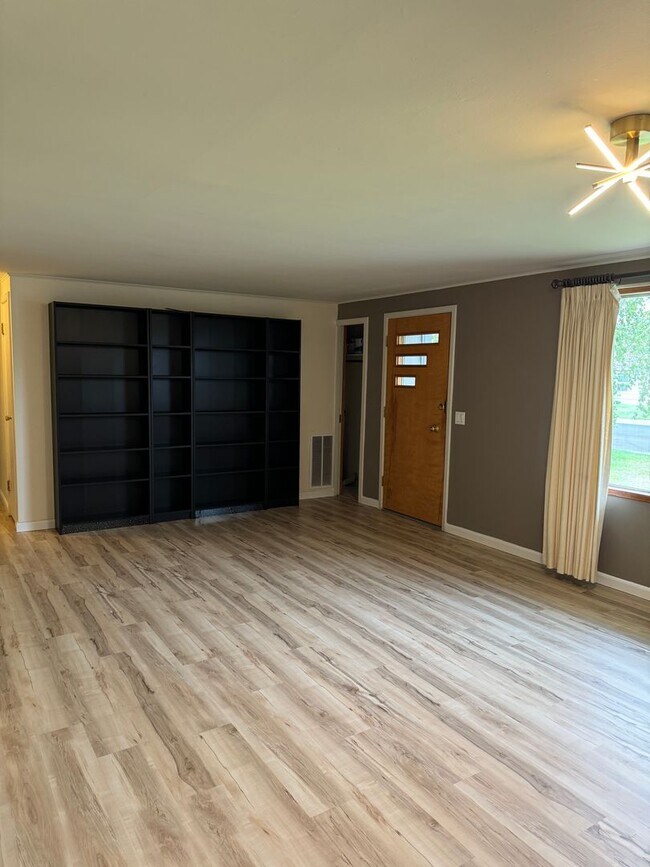 Building Photo - Charming 3-Bedroom Home