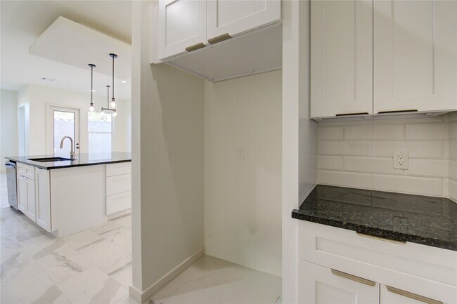 Building Photo - 2922 El Fenice Ln