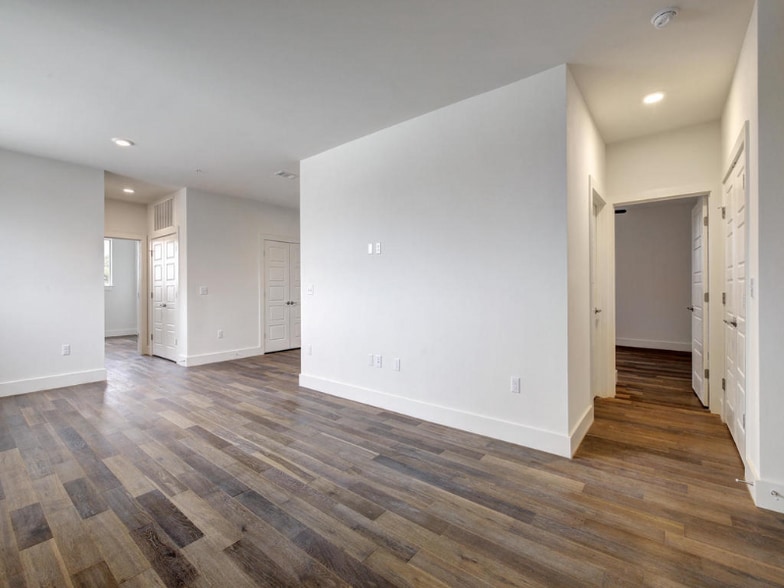 Building Photo - 1615 E 7th St