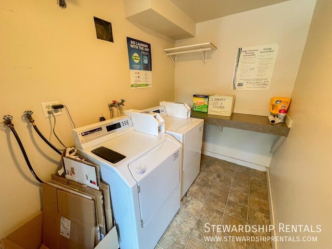 Building Photo - 1429 W Broadway