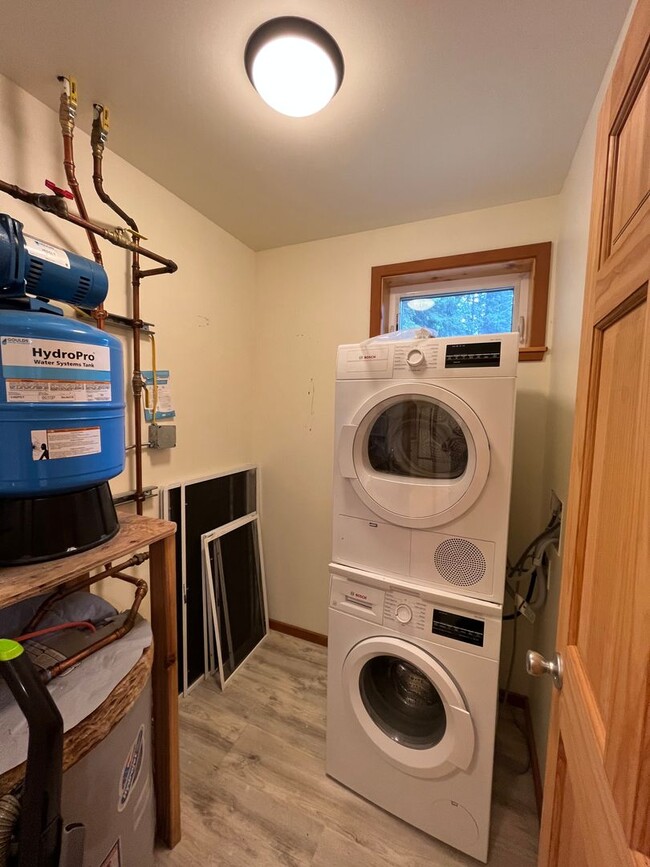 Building Photo - Cute, dog friendly cabin in Goldstream