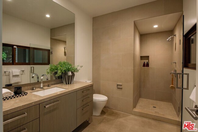 Building Photo - 3218 Maplewood Ave