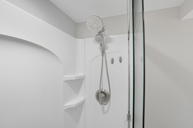 Building Photo - 6 Bed/3 Bath Remodeled Hyde Park Home w/Ce...