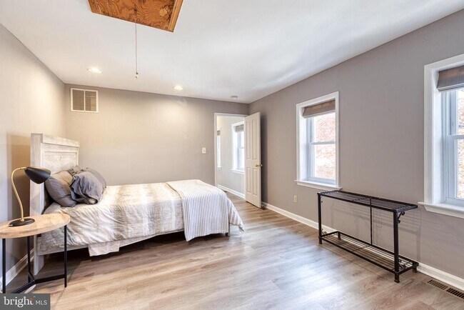 Building Photo - 447 Gittings St