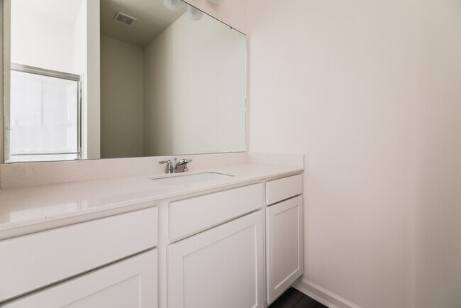 Building Photo - Fantastic 3bd/2ba home! Coming soon!