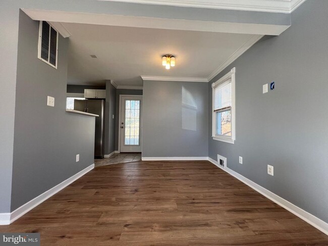 Building Photo - 5804 Shoshone Dr