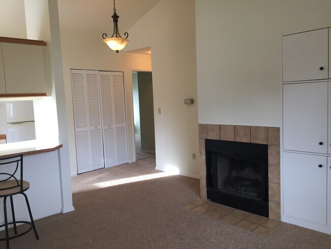 Building Photo - One Bedroom Top Floor Corner Unit Condo