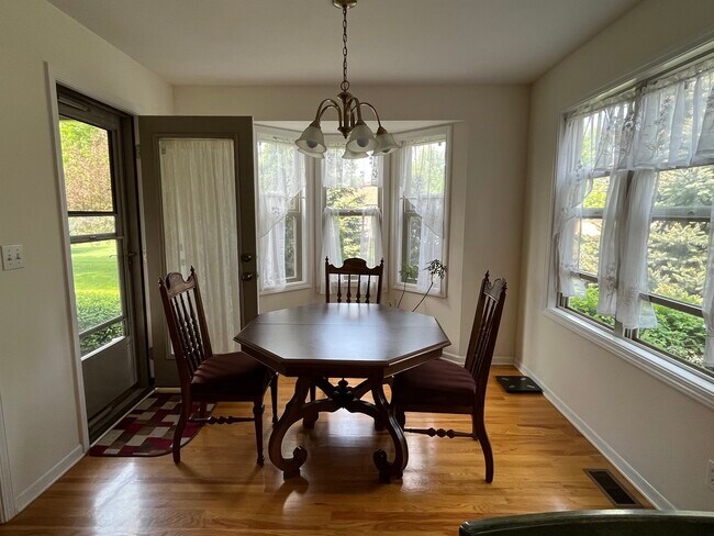 Building Photo - 722 Dolores Ln