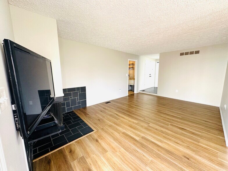 Building Photo - 537 Randall Dr