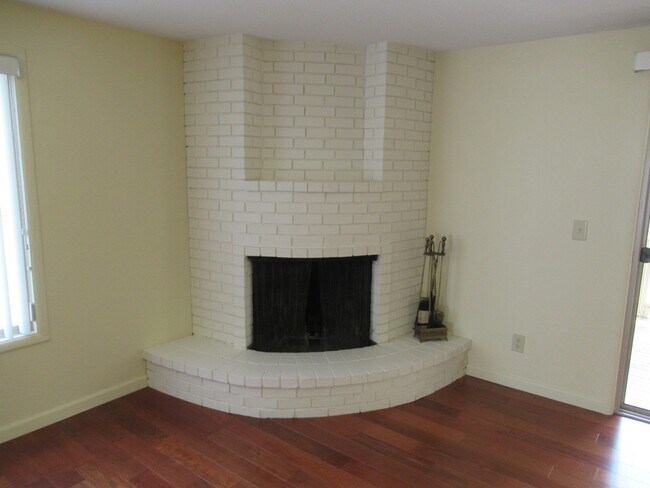 Building Photo - Great Three Bedroom Close South Salem