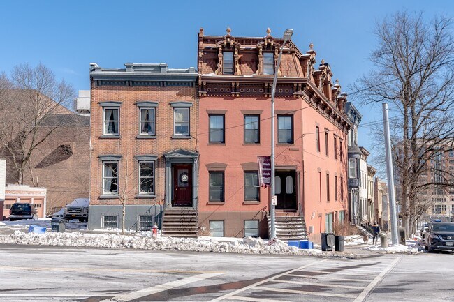 Building Photo - 3 Ten Broeck St