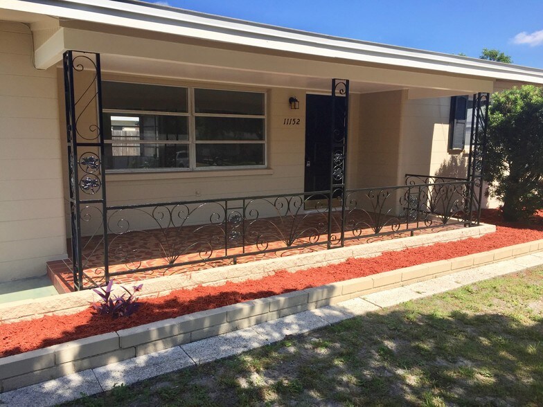 Large Spacious front porch - 11152 108th Ln