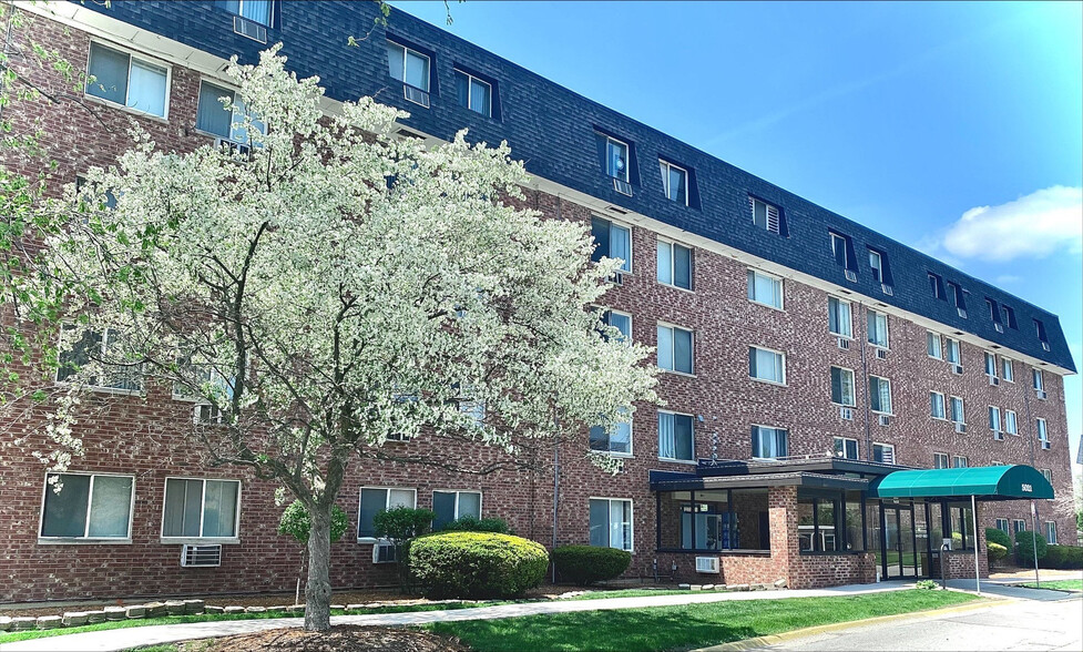 Bartlett Court Apartments - 5021 Valley Ln Streamwood IL 60107 ...