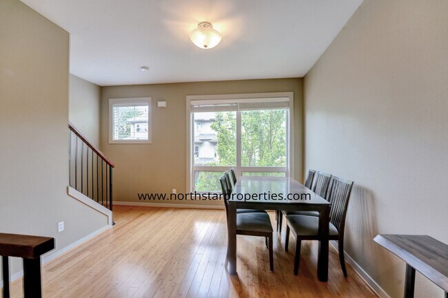 Building Photo - Stylish Multnomah Village Townhome