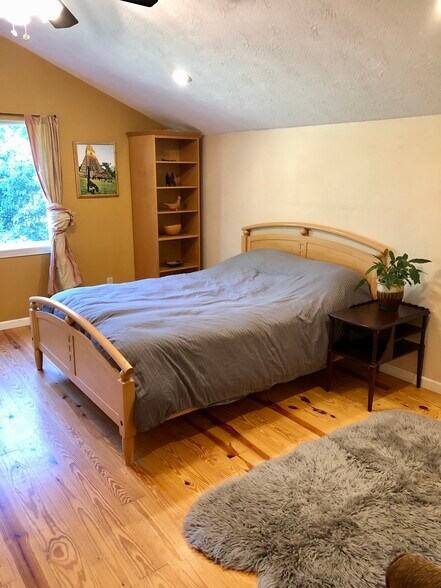Second bedroom - 32724 NE Chamberlain Rd