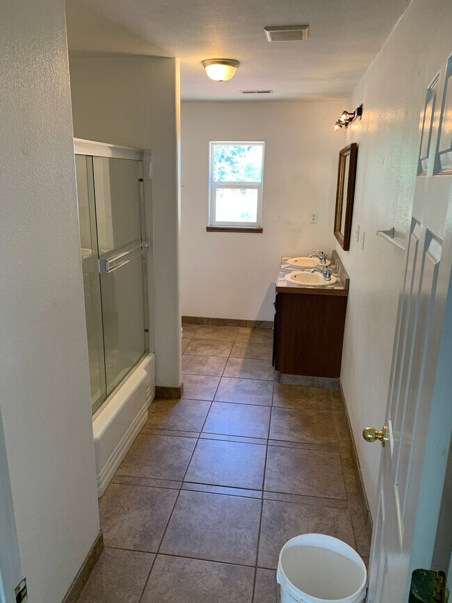 Central bath with tub and shower - 2033 Mount Washington Ave