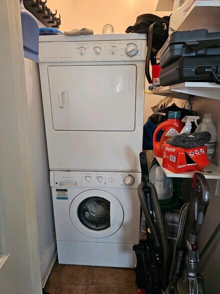 Building Photo - 522 Newton Ave N