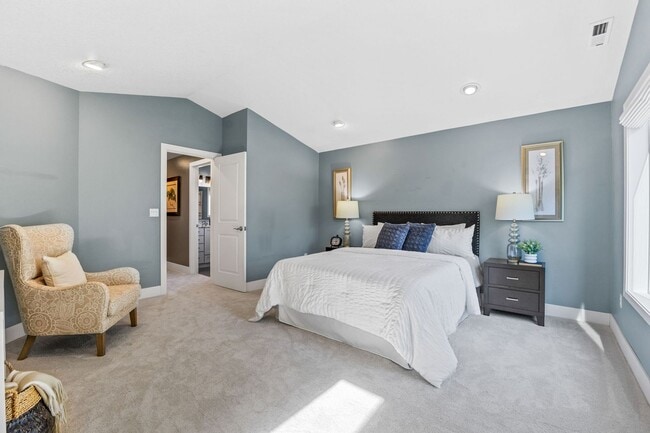 Building Photo - Month to Month Beautiful Spacious 3bed 2.5...