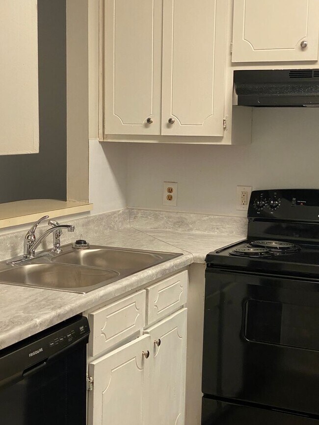 Building Photo - Cozy 2 bedroom and 1 bath duplex