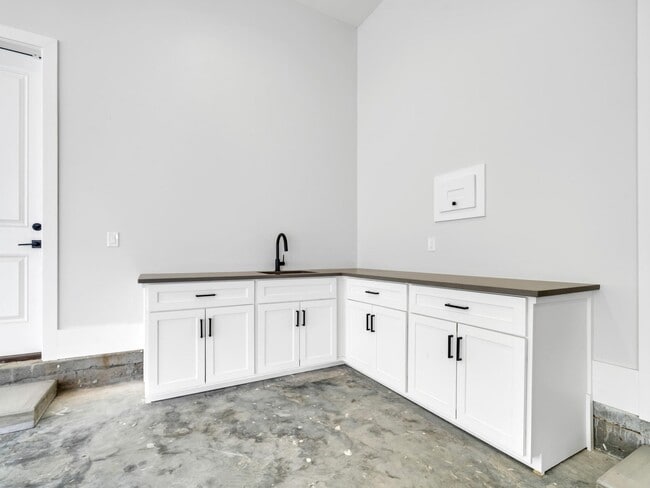 Building Photo - 330 Kelly Plantation Dr