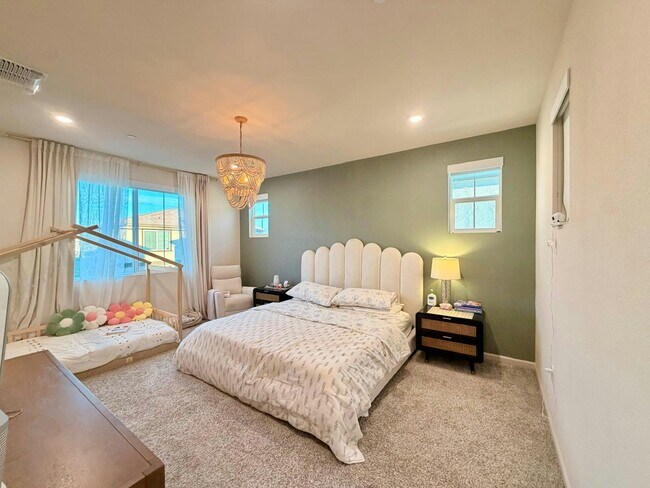 Building Photo - 3018 Kenwood Cir