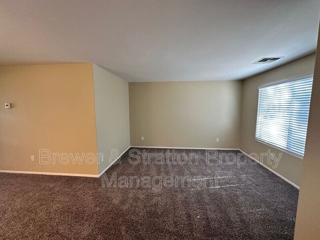 Building Photo - 2677 N Hawthorn Dr