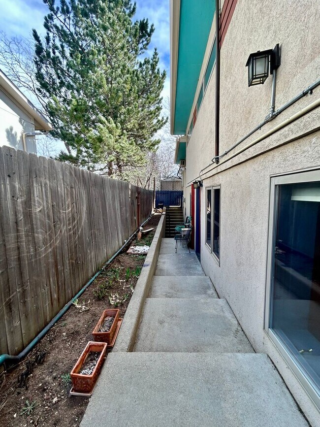 Building Photo - Furnished 2 Bedroom Garden Level ADU in Upper Table Mesa Near Bear Creek Park