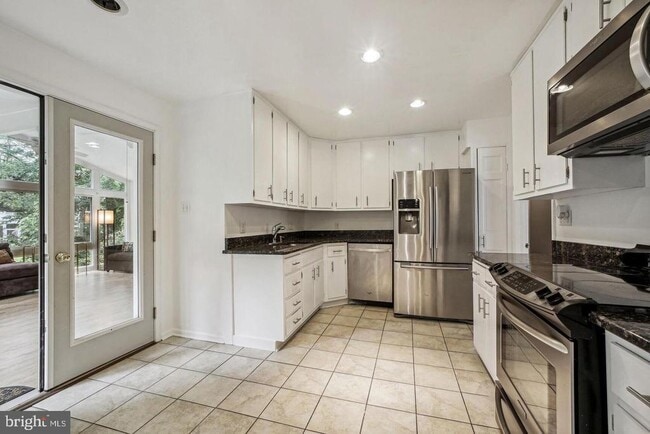 Building Photo - 7009 Capitol View Dr