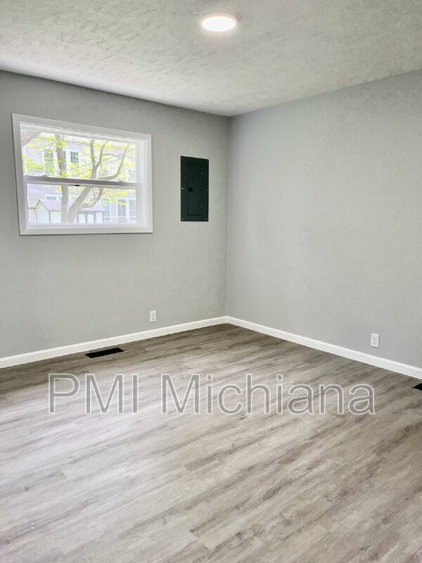 Building Photo - 3110 Voll Ln
