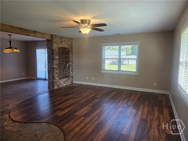 Building Photo - 310 W 5th St