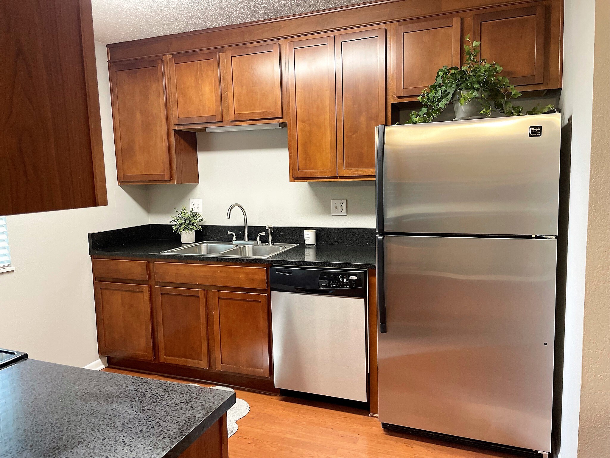 Kitchen with granite countertops - 6216 Robinson St