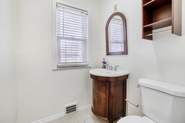 Building Photo - 626 N Hough St