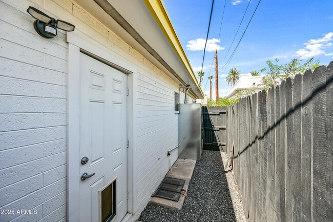 Building Photo - 1241 E McKinley St