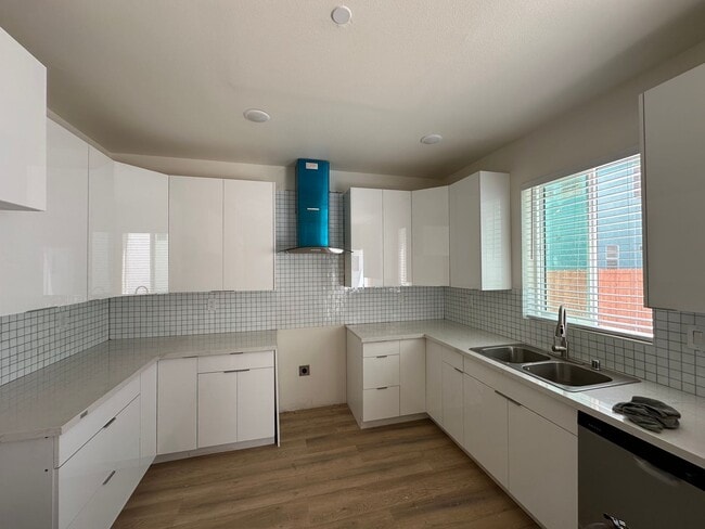 Building Photo - 165 W 75th St