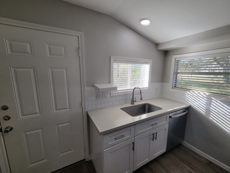 Building Photo - 707 Johnson Ln