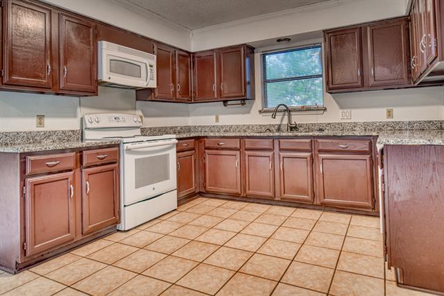 Building Photo - 6208 Big Springs Dr