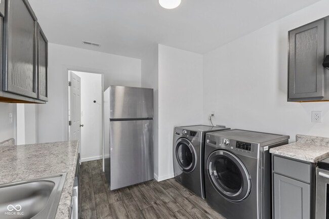 Building Photo - 2 Van Ave