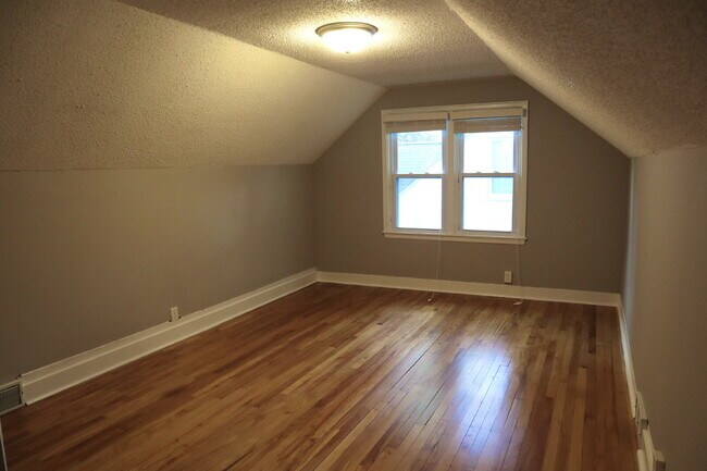 Building Photo - "Charming 4-Bed Oasis on Dakota Avenue: Spacious Living with 2 Full Baths in St. Louis Park!"